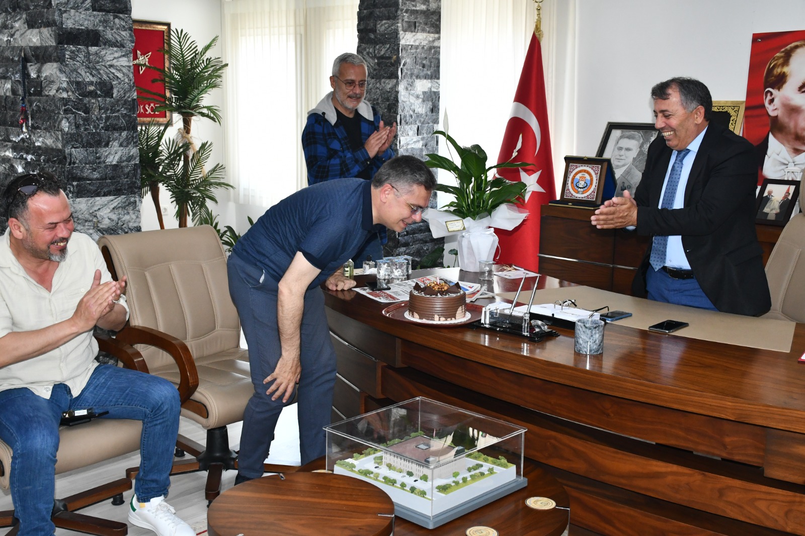 BAŞKAN TOKSÖZ’E DOĞUM GÜNÜ SÜRPRİZİ YAPILDI