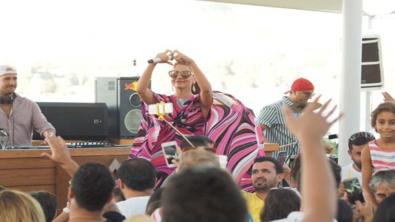 Hadise son sahnesine çıktı