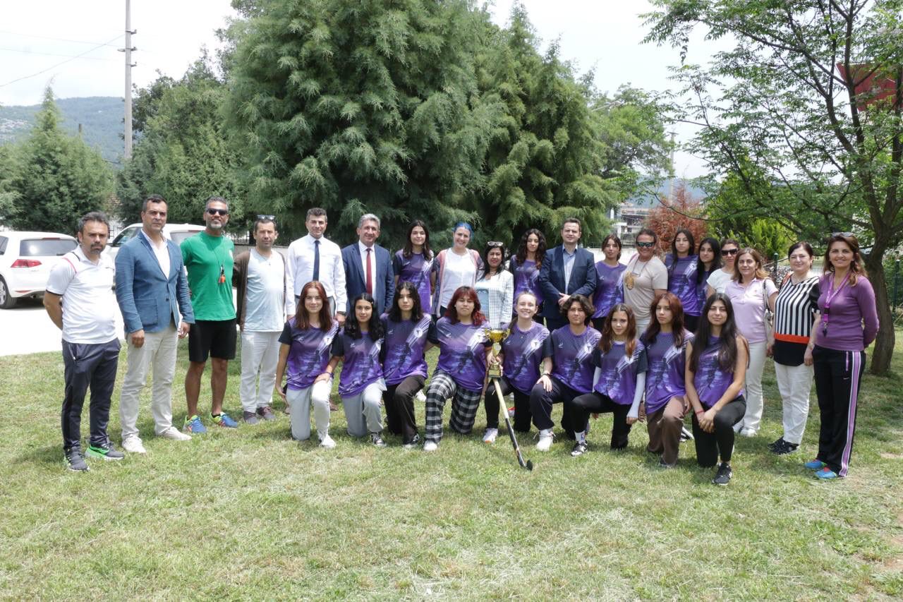 İL MÜDÜRÜ ÇAY, TÜRKİYE HOKEY ŞAMPİYONLARININ SEVİNCİNE ORTAK OLDU