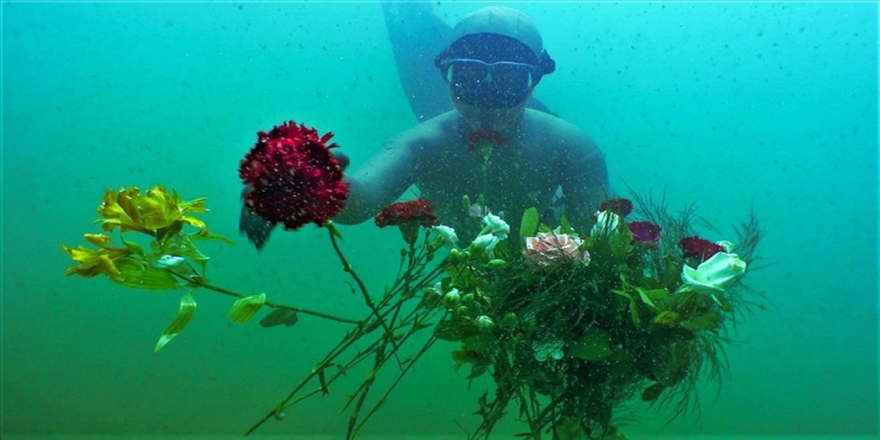 Şahika Ercümen, depremde ölenler için Van Gölü'nün derinliklerine karanfil bıraktı