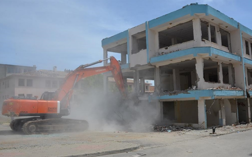 Ağır hasarlı yapıların yıkımı sürüyor
