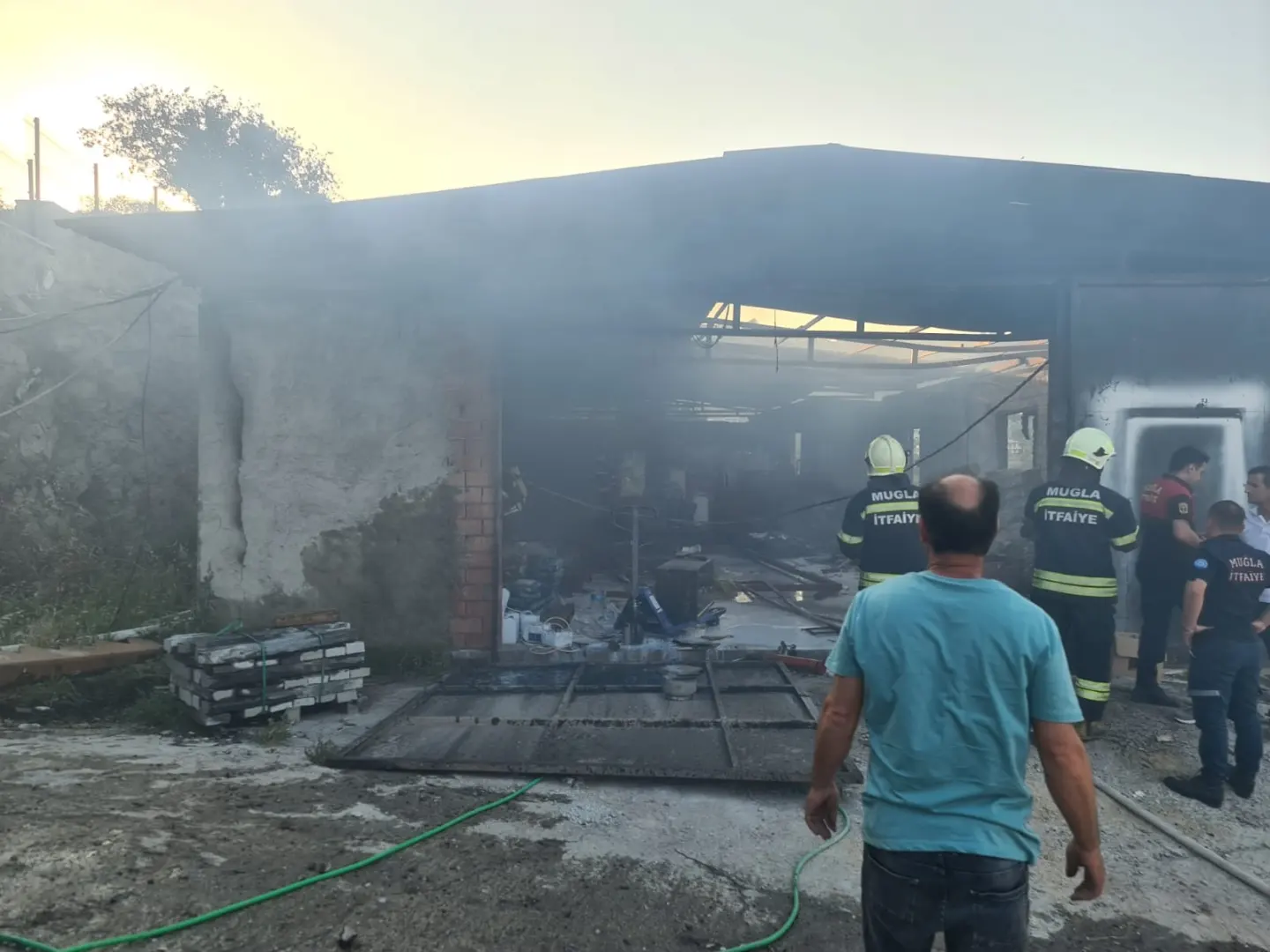 Depoda çıkan yangında büyük çapta hasar oluştu