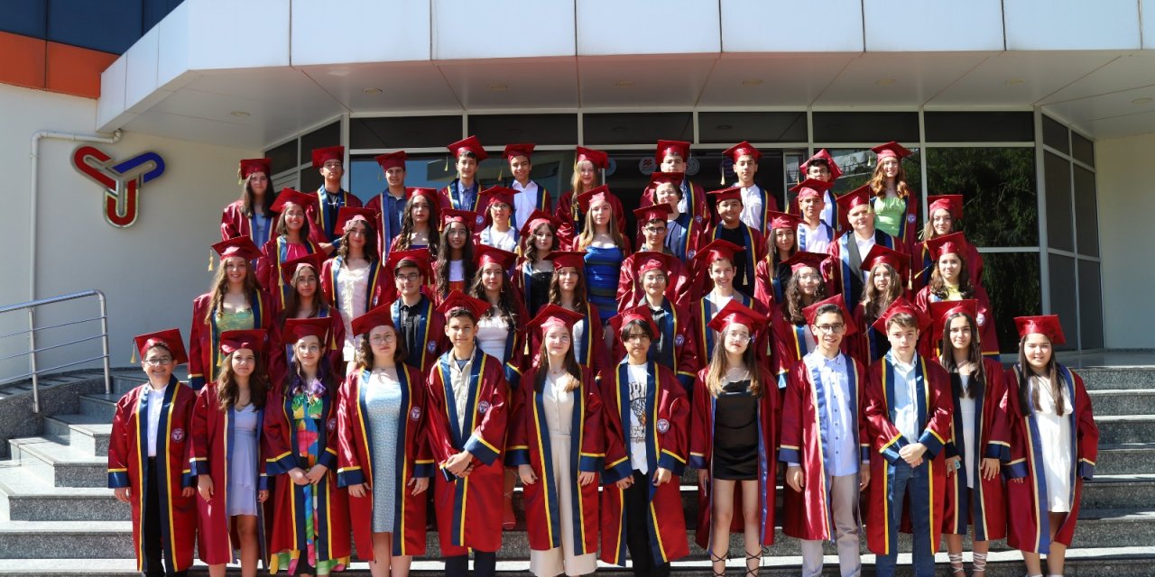 YÖNELT KOLEJİ’NDE MEZUNİYET HEYECANI YAŞANDI