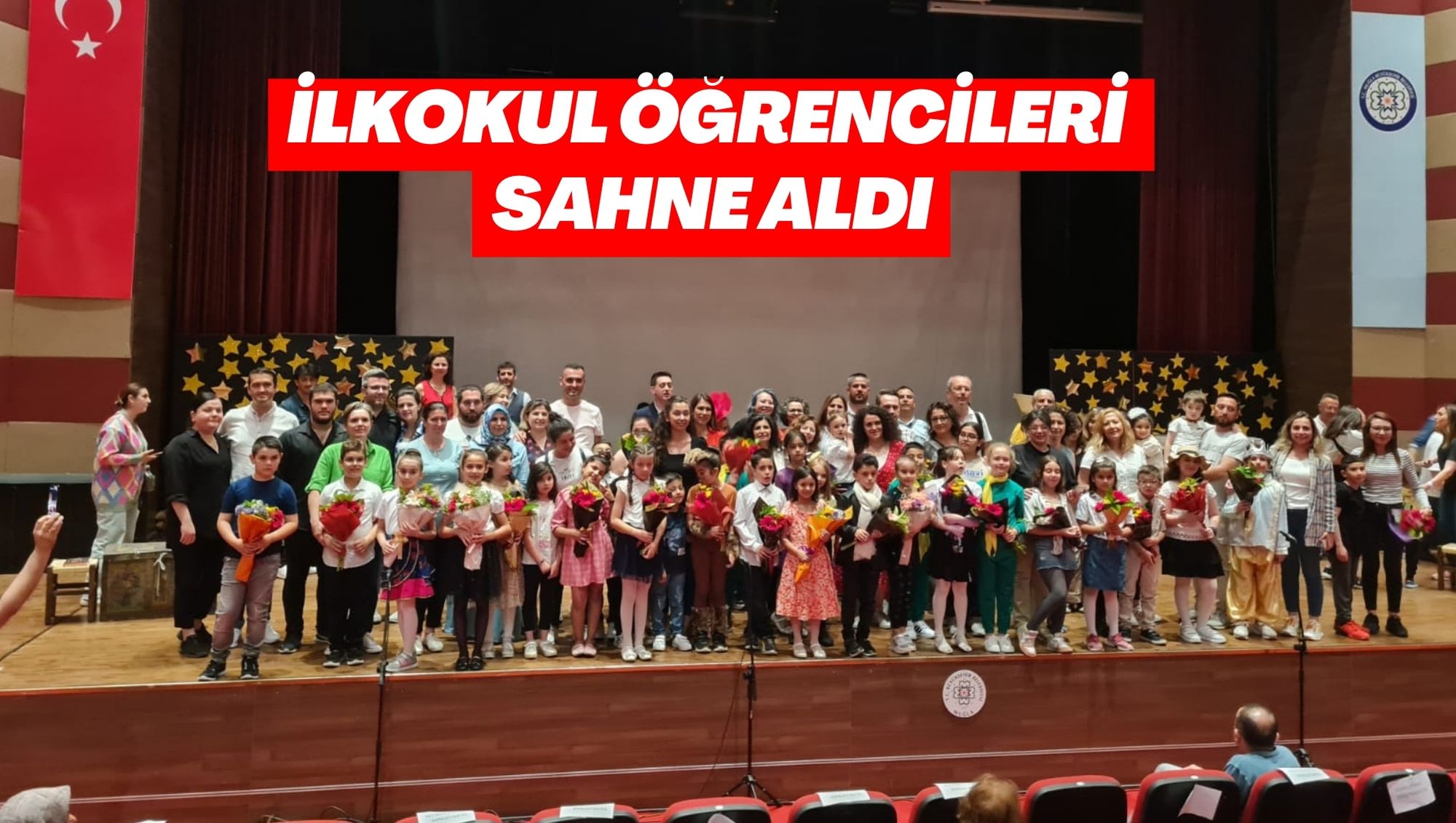İLKOKUL ÖĞRENCİLERİ SAHNE ALDI