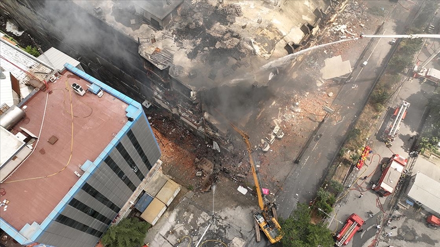 Başakşehir'de fabrikada çıkan yangını söndürme çalışmaları 46 saattir sürüyor