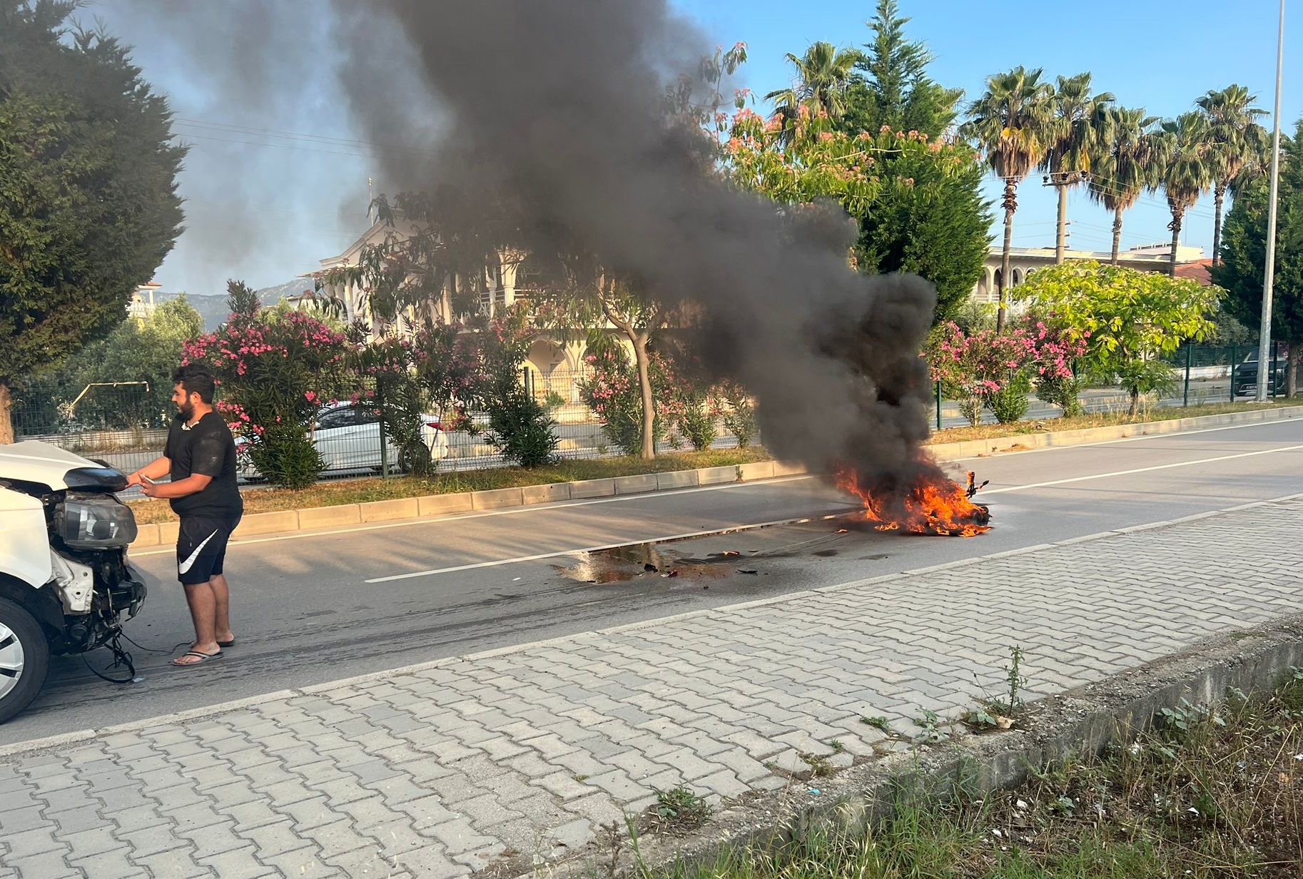 Minibüsle çarpışan motosikletin sürücüsü yaralandı