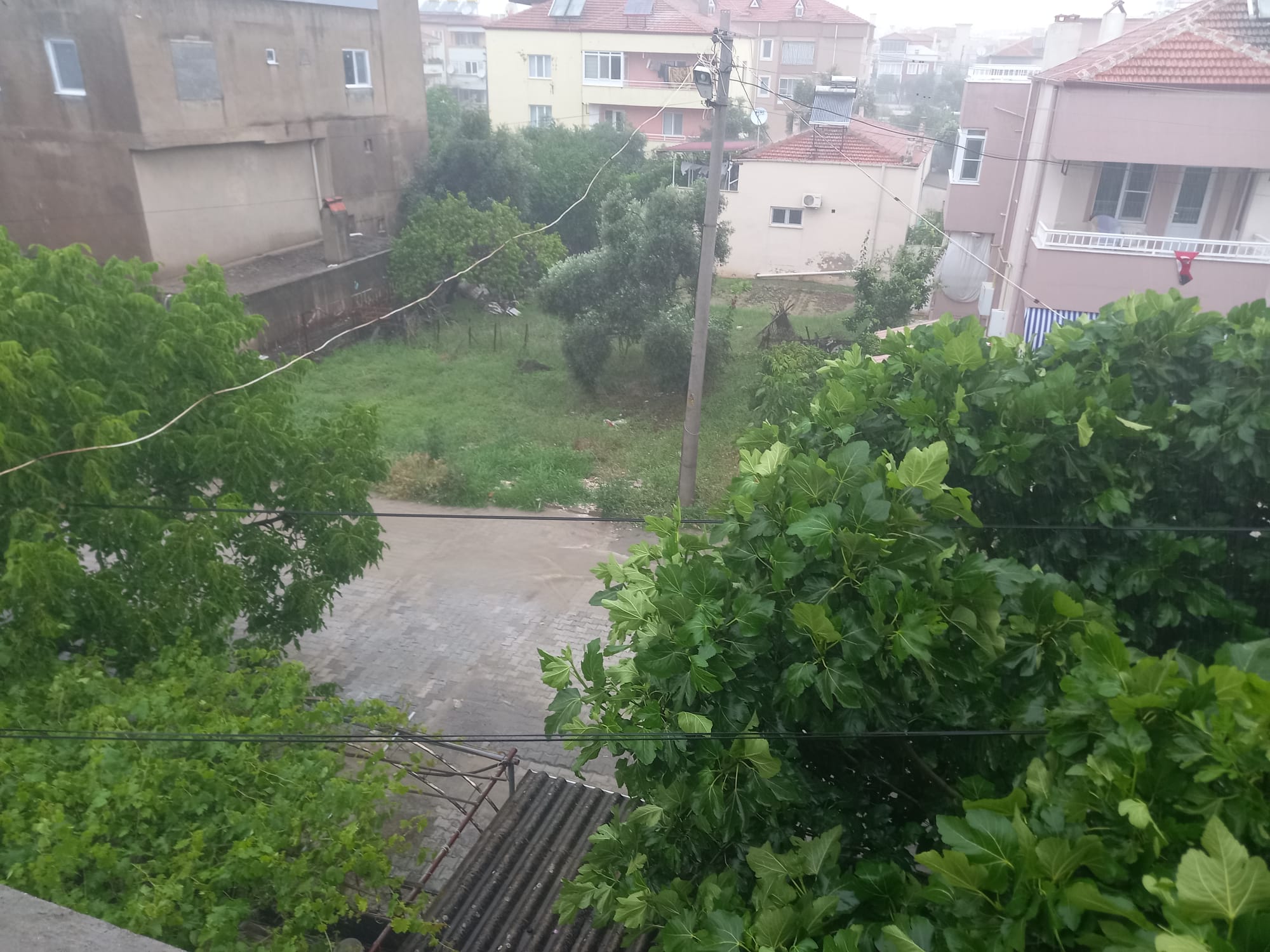 YATAĞAN’DA SAĞANAK YAĞIŞ ETKİLİ OLDU