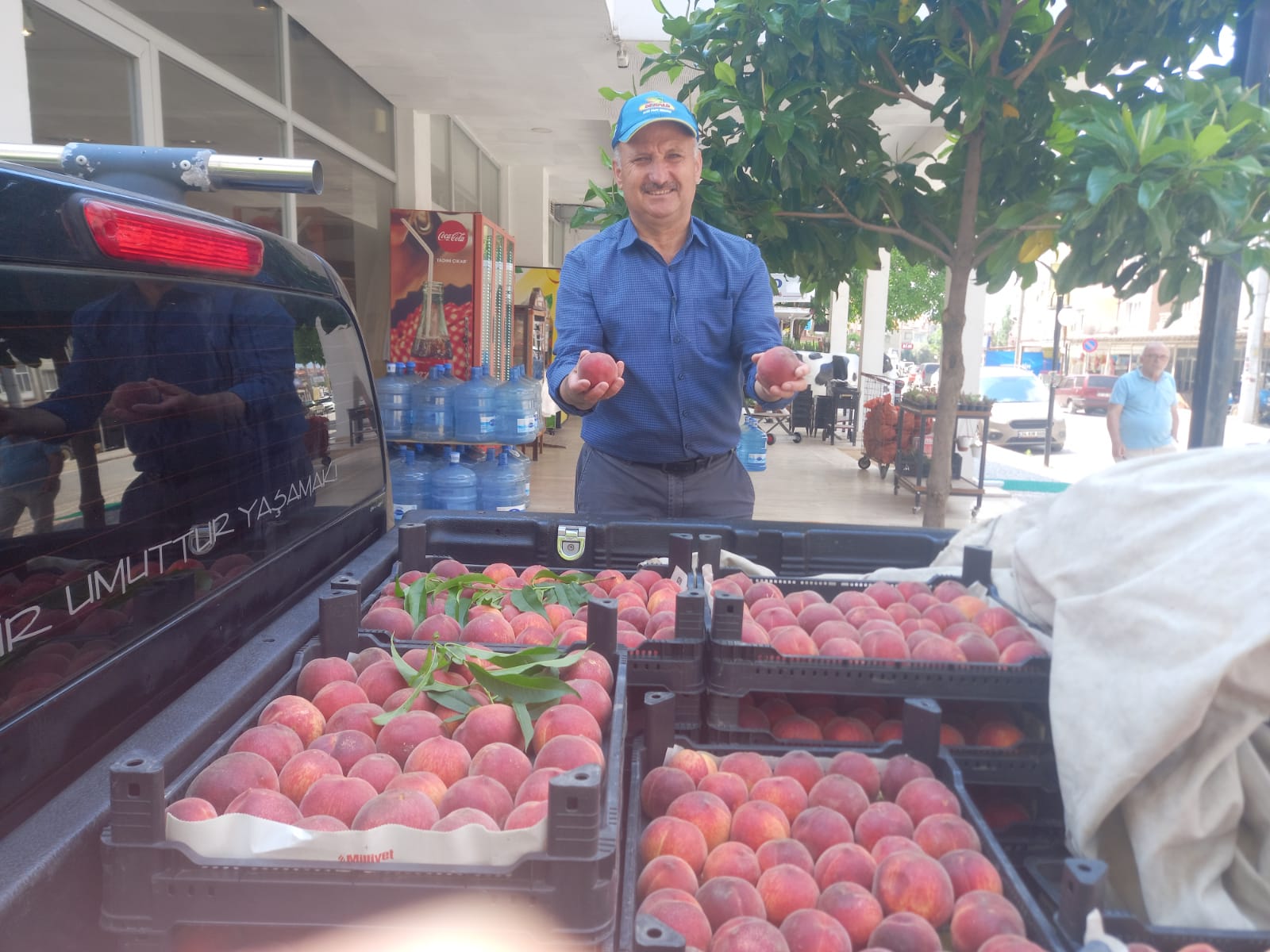 YATAĞANLI ÇİFTÇİ BERBEROĞLU SEZONUN İLK ŞEFTALİSİNİ SATIŞA SUNDU