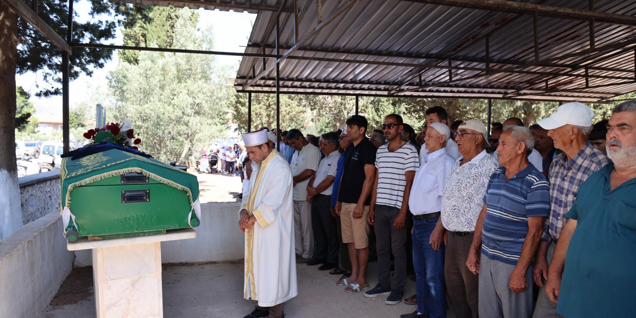 ŞENER’İ YÜZLERCE KİŞİ UĞURLADI