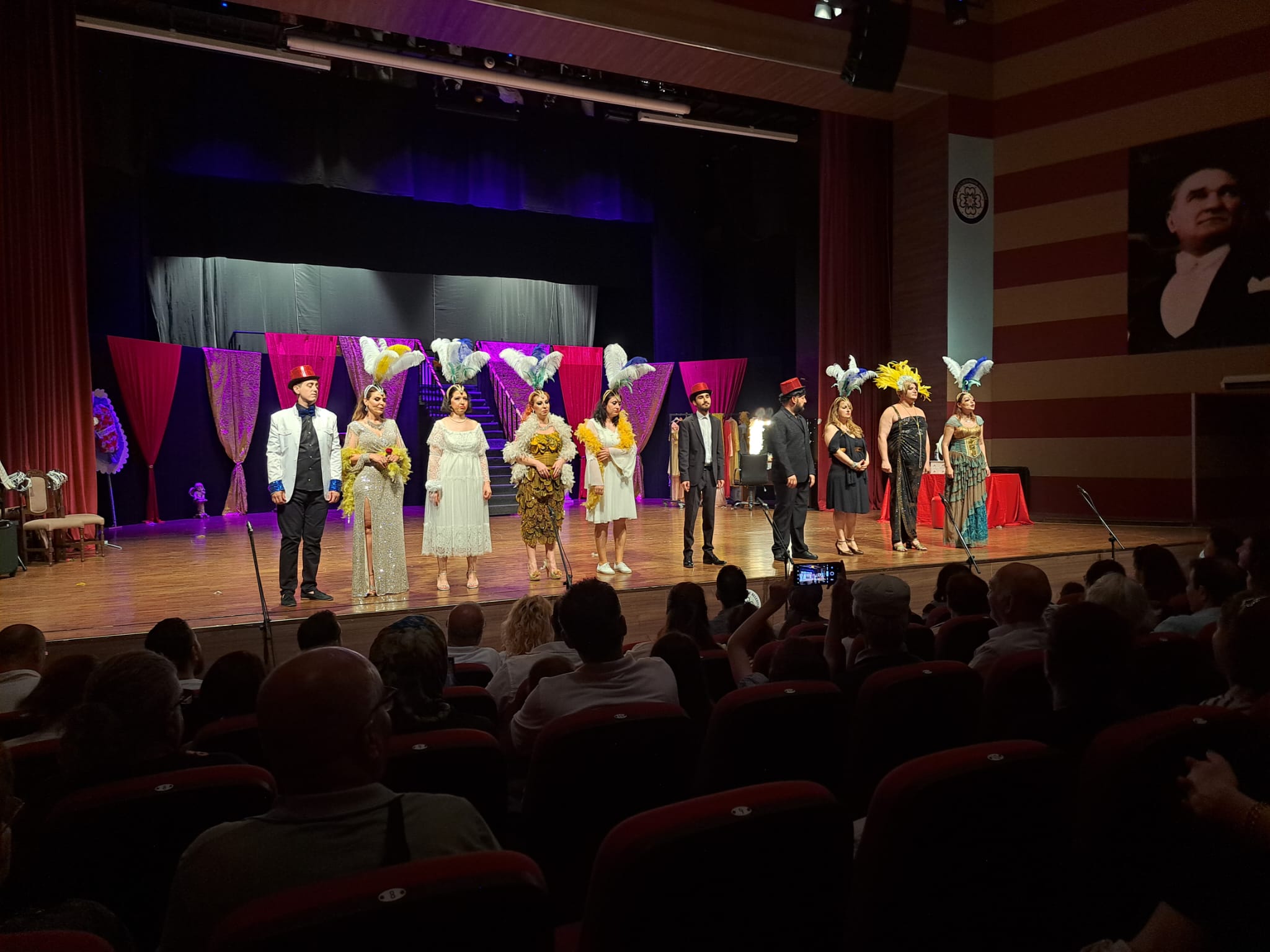 “HİSSELİ HARİKALAR KUMPANYASI” SEYİRCİYLE BULUŞTU