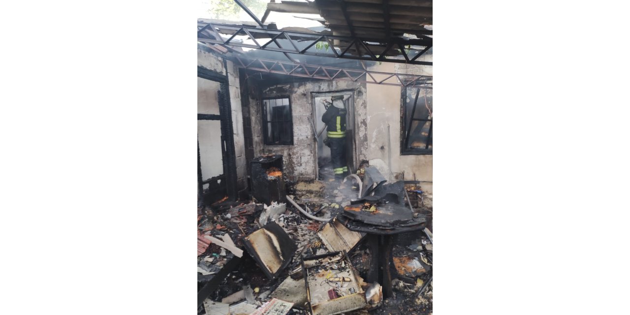 Yanan depodaki kedi yavrusu kurtarıldı