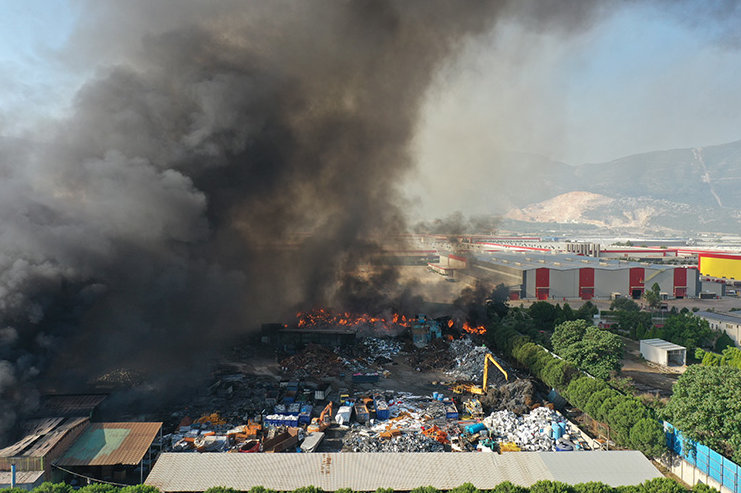 Manisa'da fabrikada çıkan yangın 16 saattir sürüyor