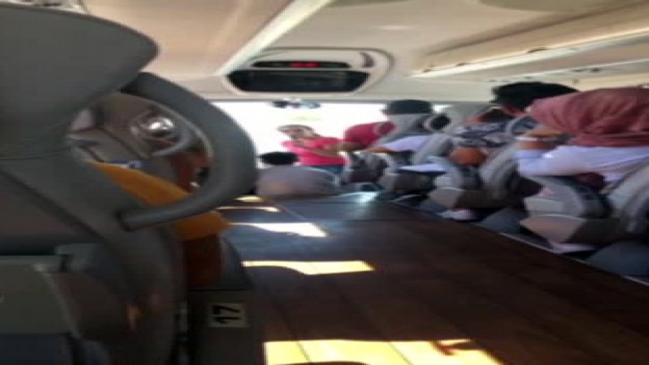 Yeşim Salkım’dan otobüste konser