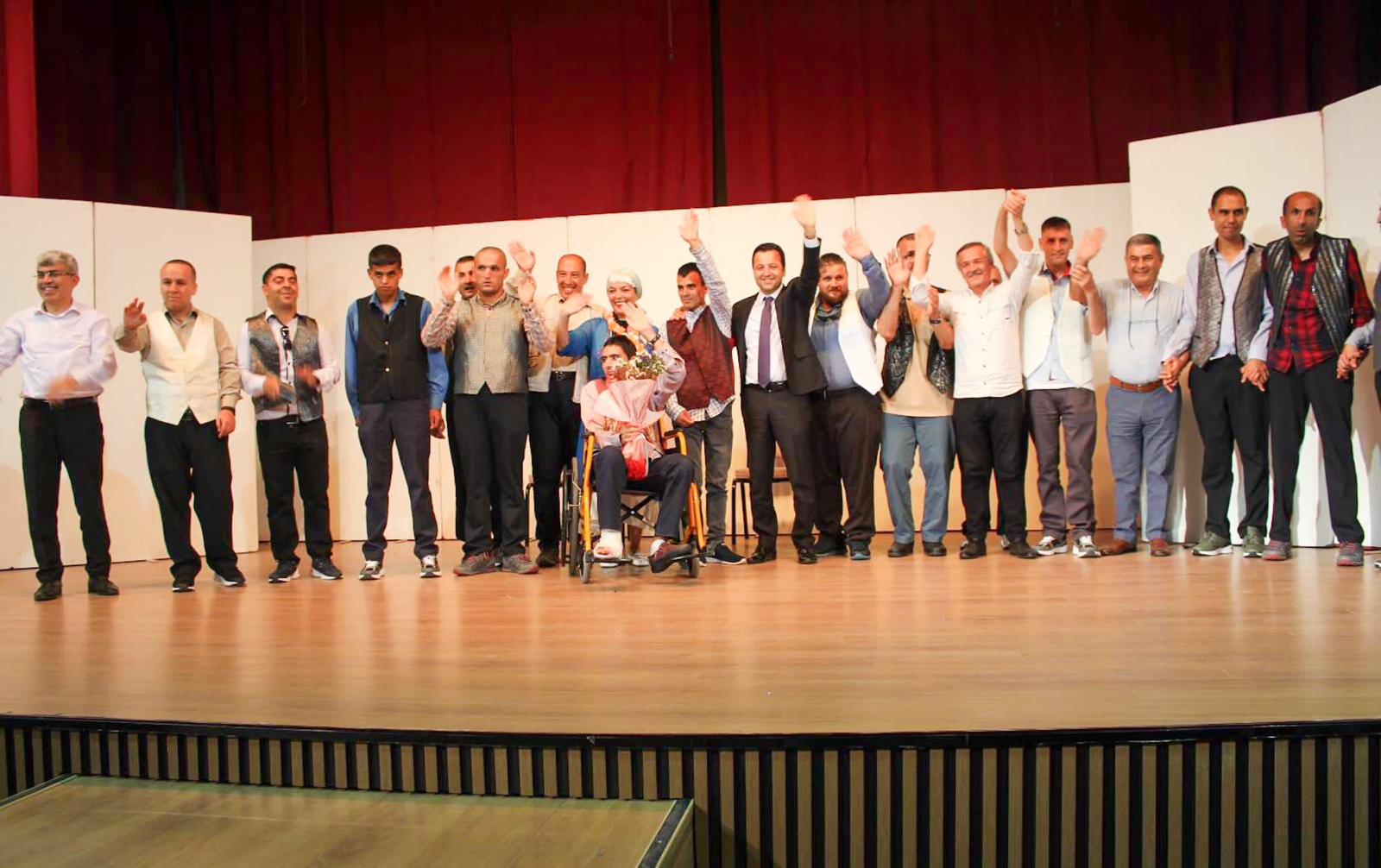 Tiyatro ile engeller aşılıyor