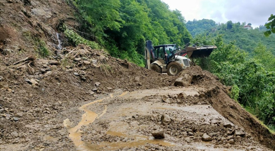Sağanak nedeniyle 65 noktada heyelan oldu