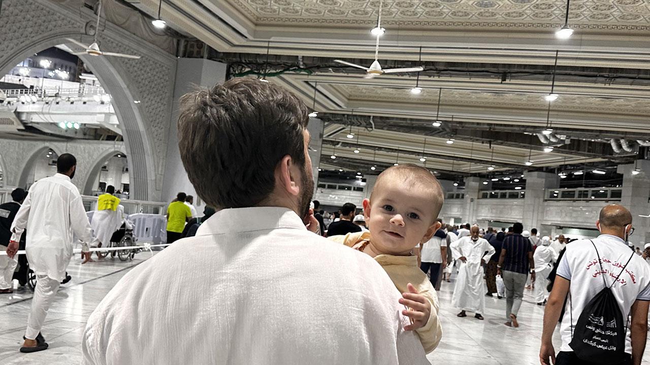 Kabe'nin minik hacı adayları görenlerin neşe kaynağı oluyor