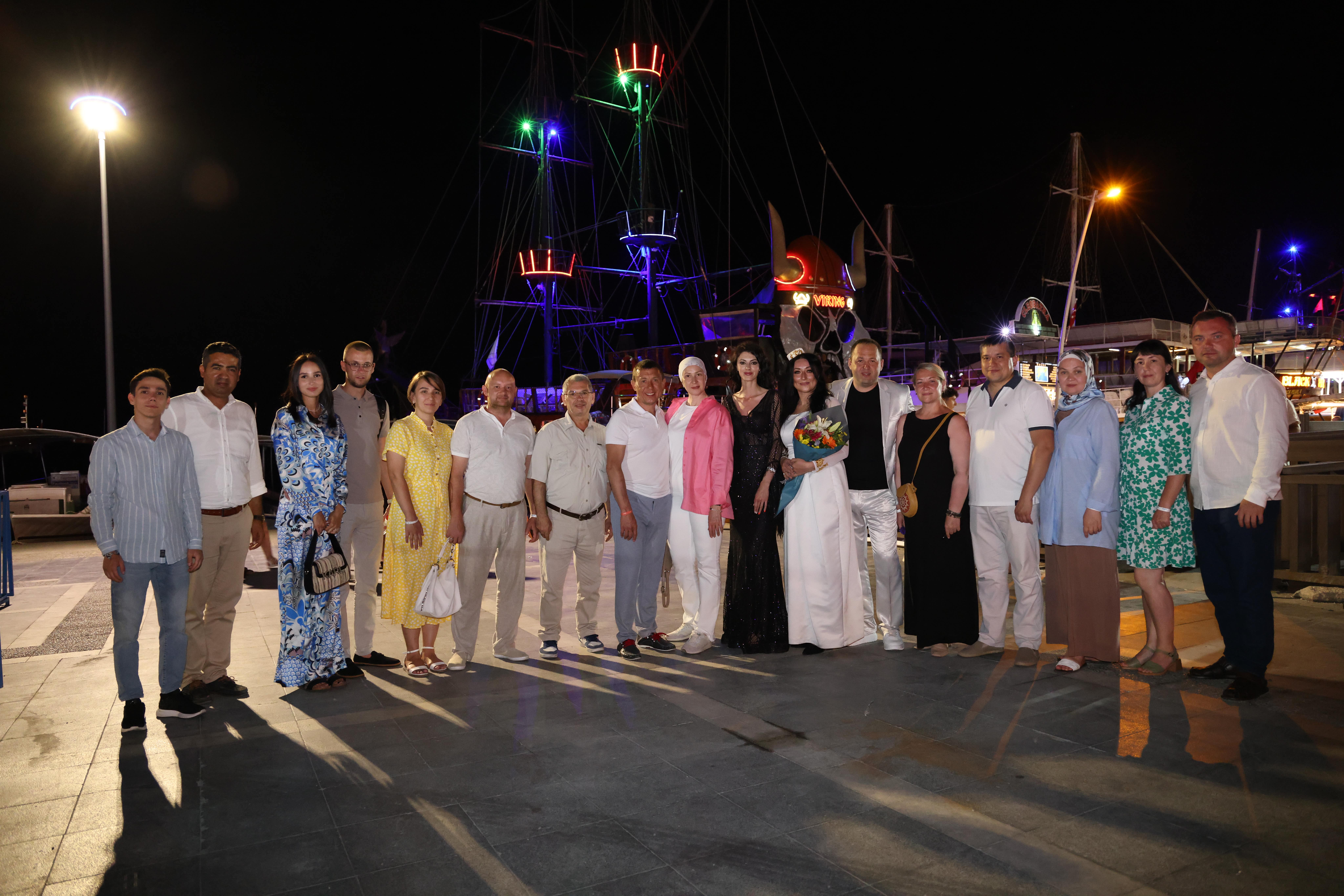 Kardeş şehrin sanatçılardan konser