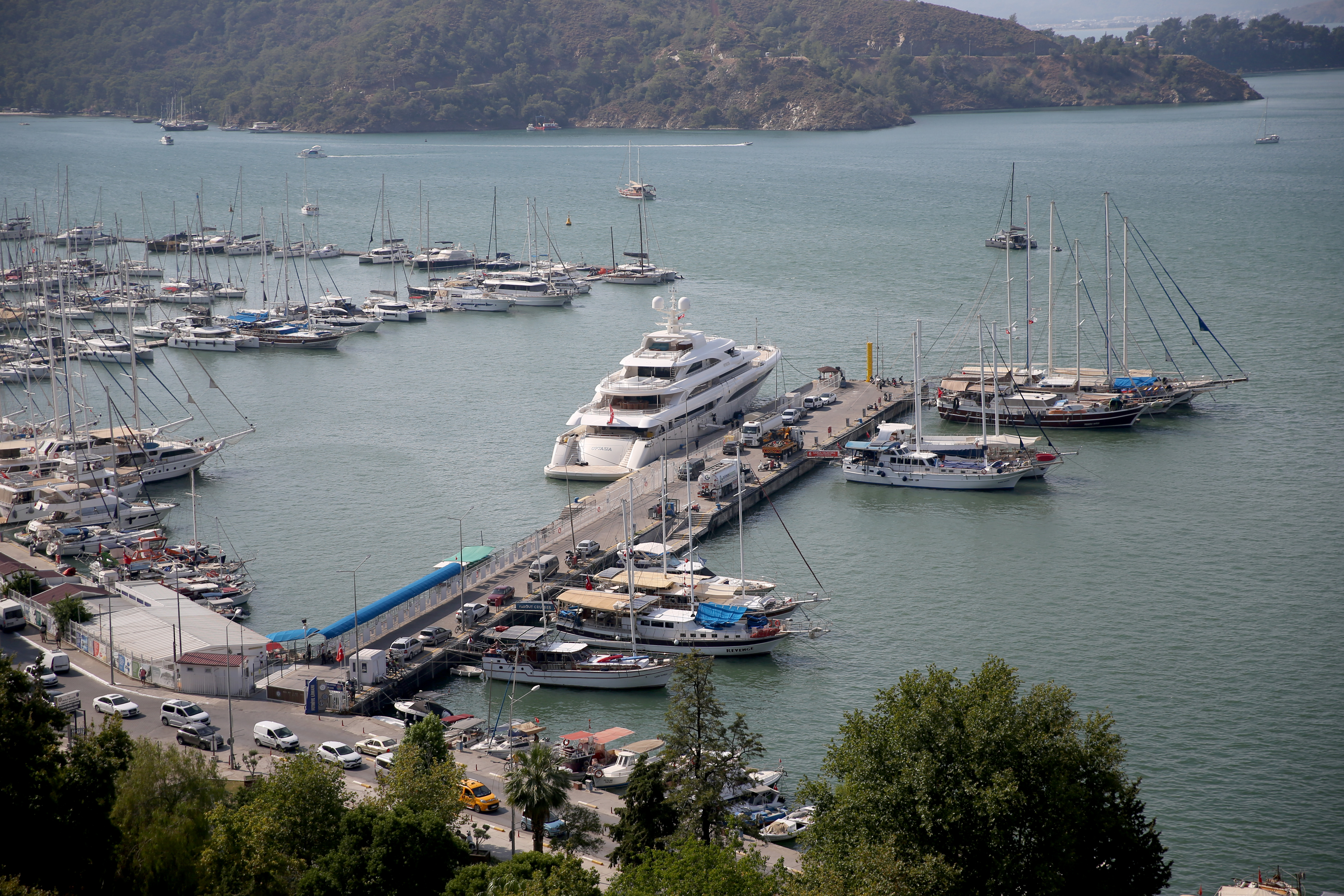 Fethiye'de mega yat O'Ptasia'ya yakıt ikmali yapıldı