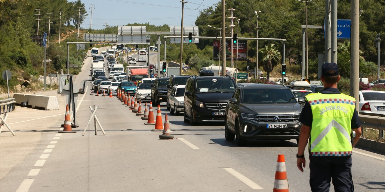MUĞLA'DA KARA YOLLARINDA BAYRAM HAREKETLİLİĞİ YAŞANIYOR