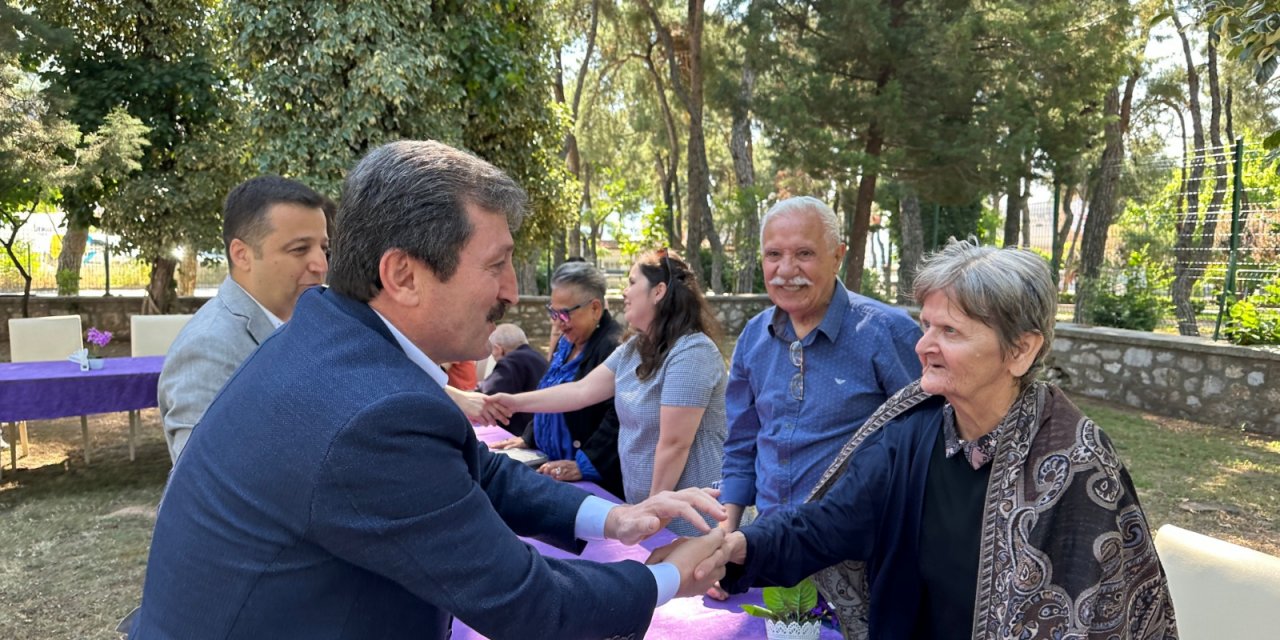 VALİ TAVLI HUZUREVİNİN ÇINARLARIYLA BAYRAMLAŞTI