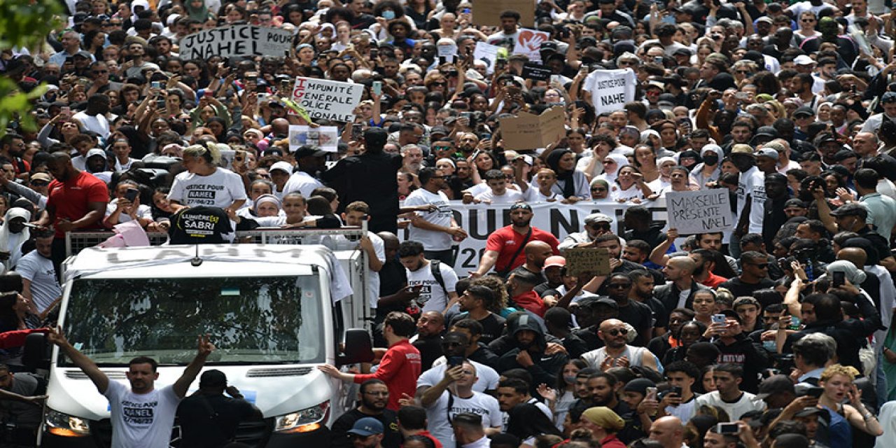 Fransa'da maskeli göstericiler polislere havai fişeklerle saldırdı