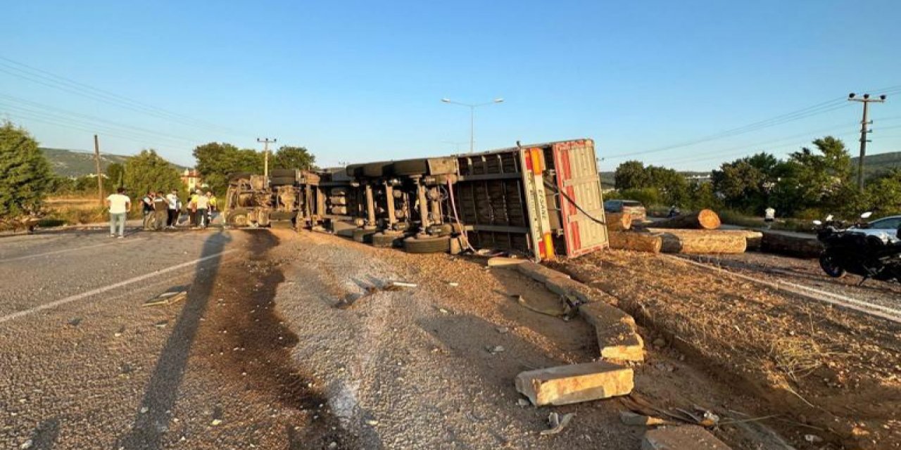 KÖTEKLİ'DE KAZA! TEKERİ PATLAYAN TIR DEVRİLDİ
