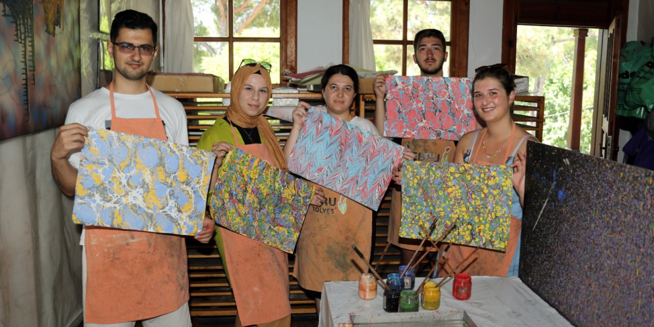 ERASMUS ÖĞRENCİLERİ EBRU YAPTI