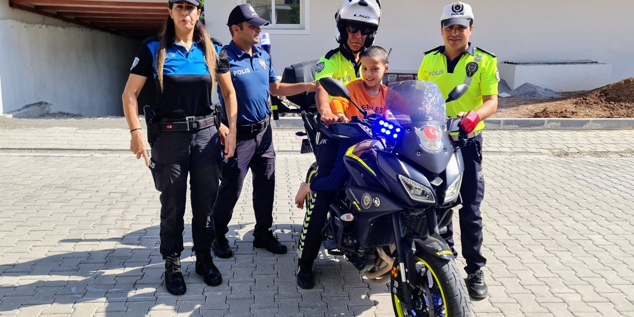 Engelli çocuğun polis motosikletine binme hayali gerçekleşti