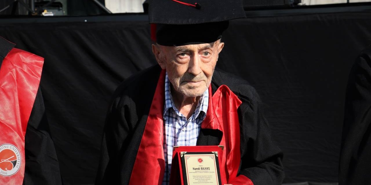 82 yaşında üniversiteden mezun oldu