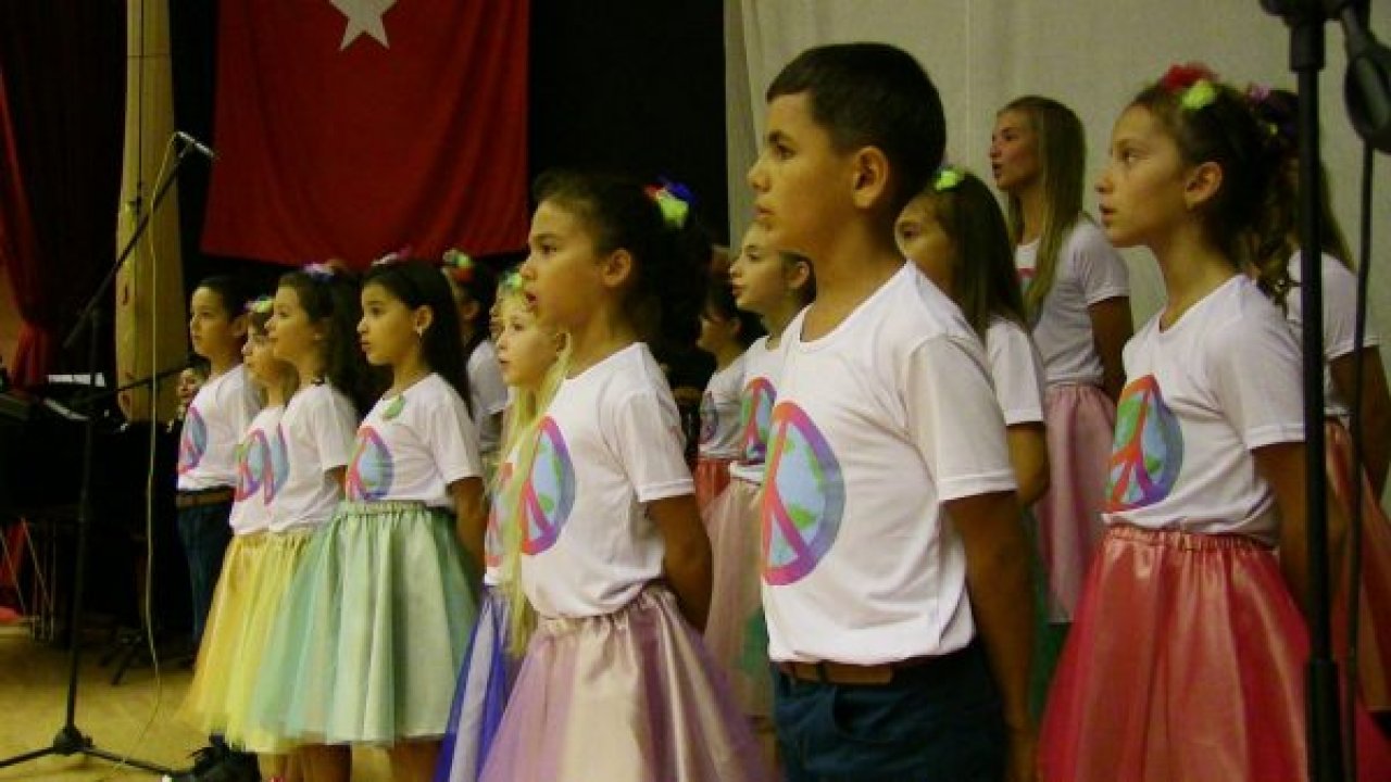 Rengarenk Göçmen Çocuklar Korosunun ilk konseri