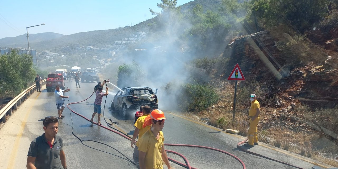 ARAÇ YANGINI ORMANA SIÇRAMADAN SÖNDÜRÜLDÜ