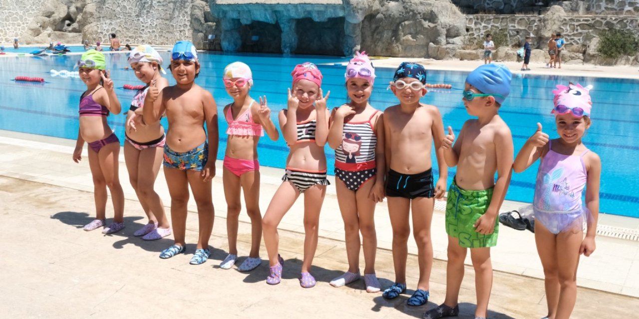 YAZ OKULUNDA YÜZME ÖĞRENİYORLAR