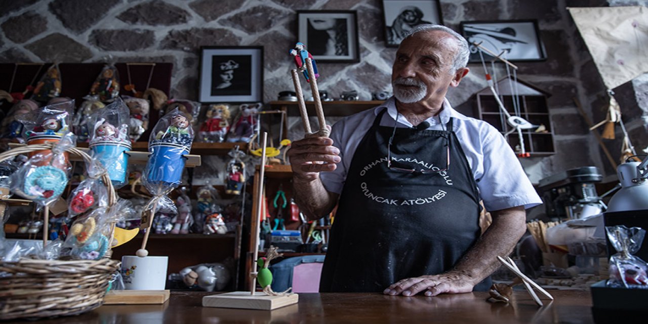 73 YAŞINDAKİ GELENEKSEL OYUNCAK USTASI, ÇOCUKLUĞUNDAKİ OYUNCAKLARI YENİ NESİLLERE AKTARIYOR
