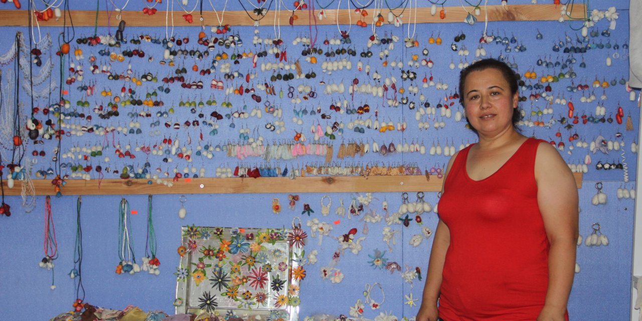 Datça'da kadın girişimci evinin bahçesinde ipek böceği yetiştiriyor