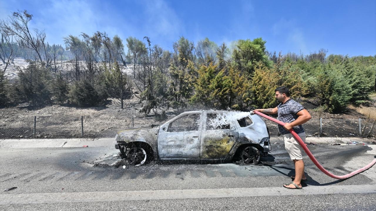 Alev alan otomobil orman yangınına yol açtı