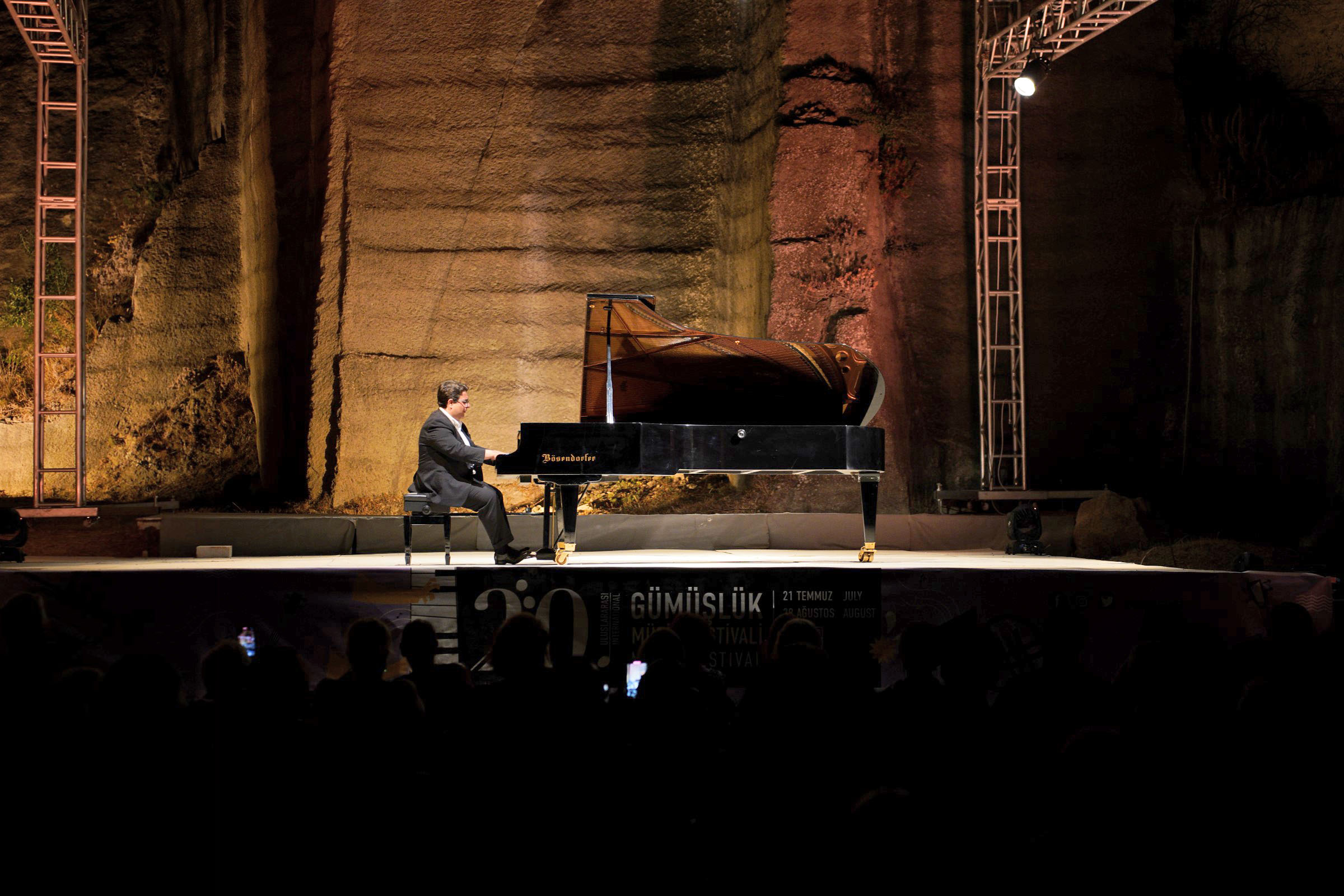 “Piyano Şairi” Gabor Farkas Gümüşlük’ten geçti…