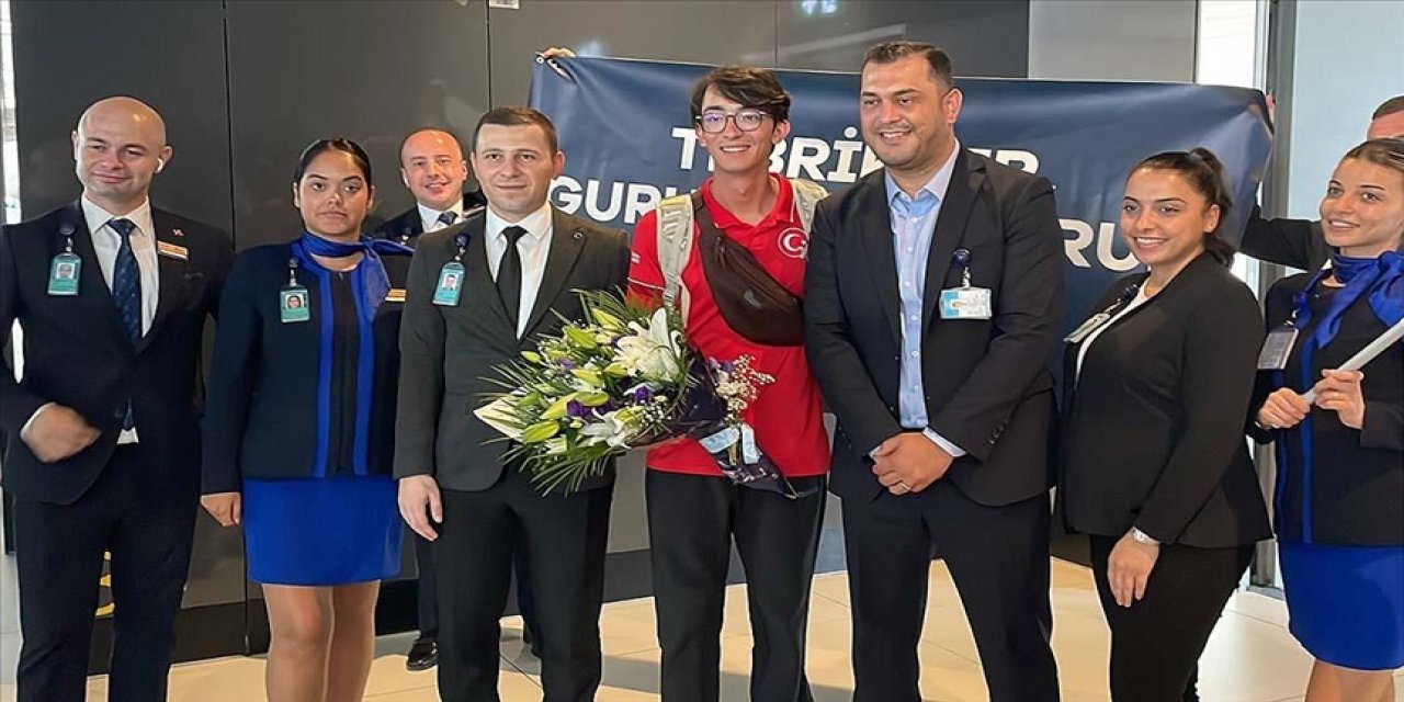 Dünya şampiyonu Mete Gazoz'a çiçekli karşılama