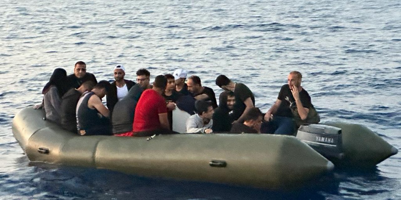 16 düzensiz göçmen kurtarıldı, 29 göçmen yakalandı