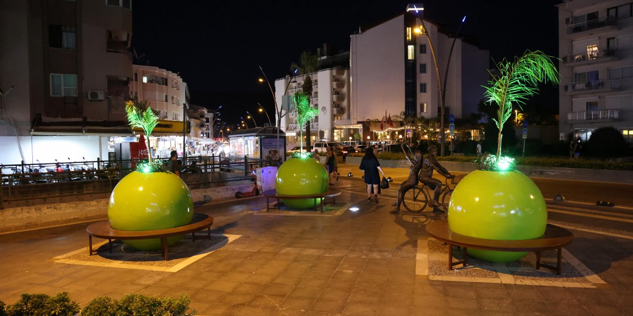 MARMARİS’TE DEV SAKSILAR İLGİ ÇEKTİ