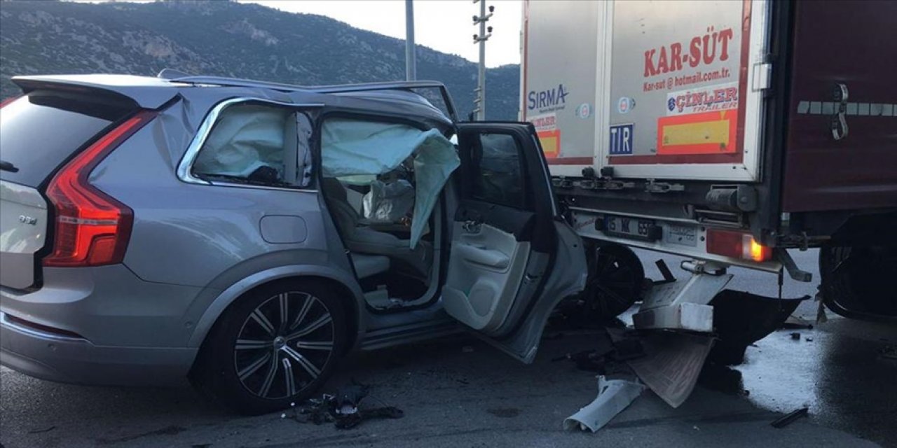 Burdur'da trafik kazası geçiren şarkıcı Tan Taşçı ve yanındaki iki kişi yaralandı
