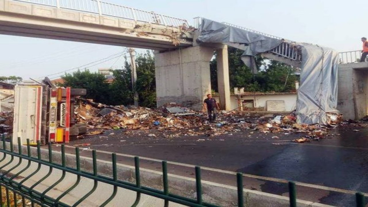 Tır üst geçide çarptı: 1 Yaralı