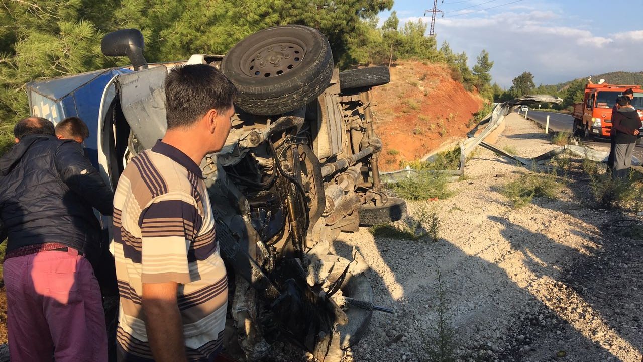 Fethiye'de eşya yüklü kamyonet devrildi; 1 ölü, 2 yaralı