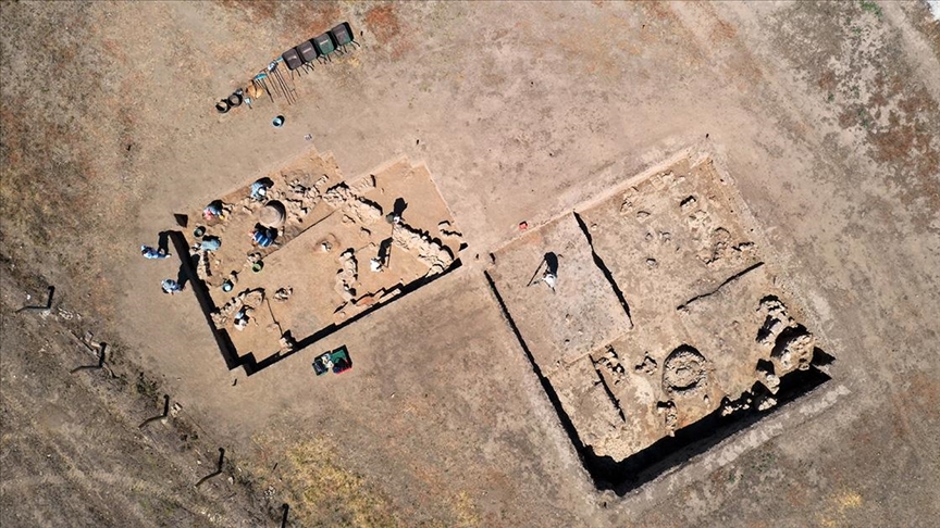 Aydın Tepecik Höyüğü'ndeki kazıda saray benzeri yapı ve tahıl küpleri bulundu