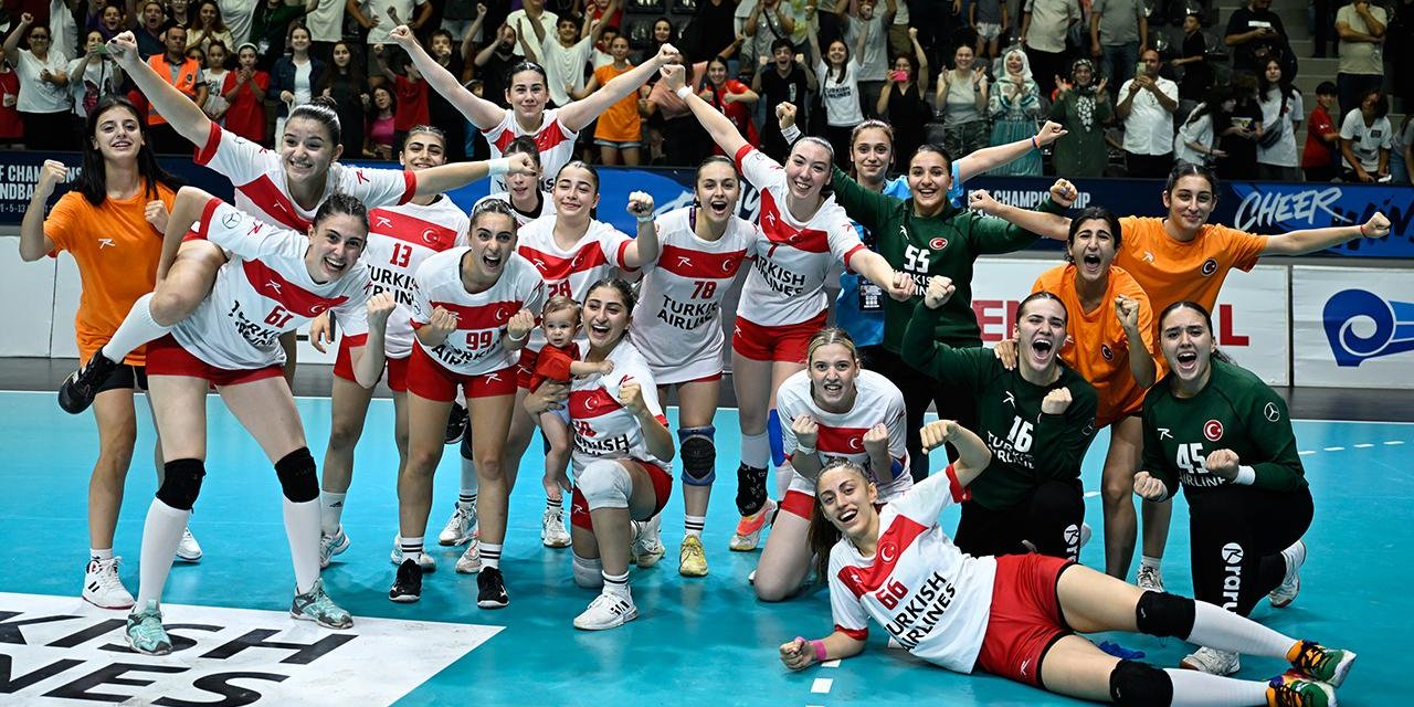 17 Yaş Altı Kız Hentbol Milli Takımı Avrupa ikincisi