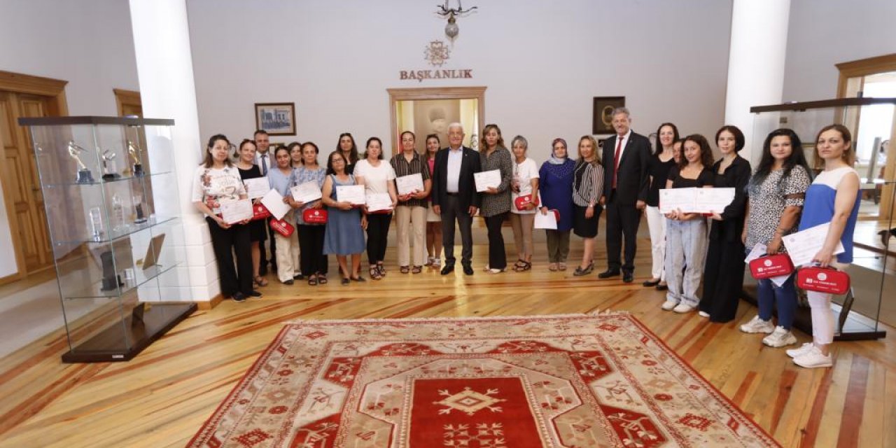 KURSİYERLERE EVDE BAKIM SERTİFİKALARI VERİLDİ