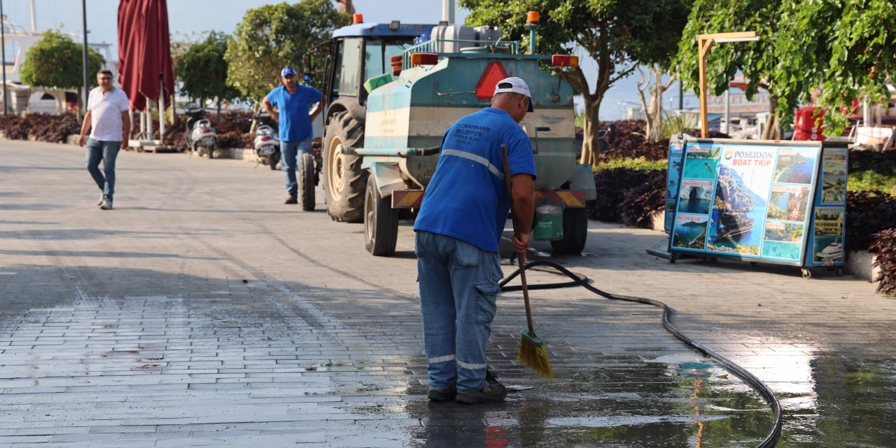 MARMARİS’TE TEMİZLİKTE YOĞUN MESAİ