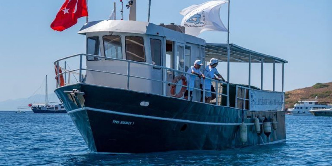 Bodrum'da iki atık alım gemisi ile teknelerde biriken çöpler toplanıyor