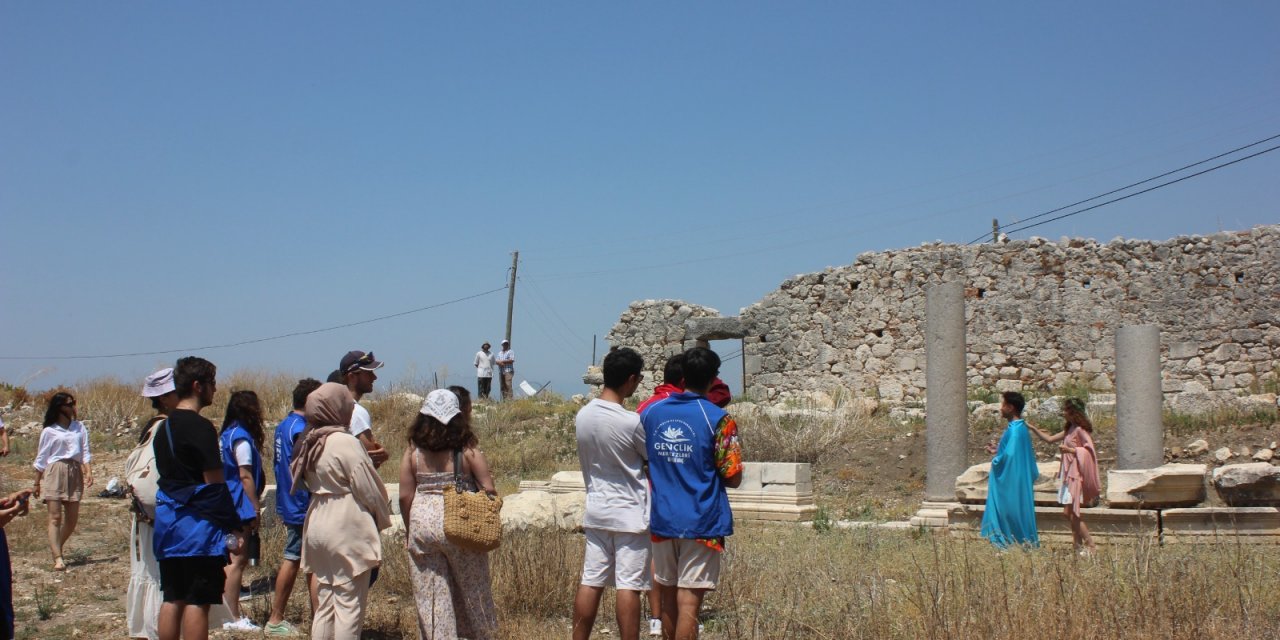 Muğla'da gönüllü gençler antik kentte kitap okudu, tiyatro sergiledi
