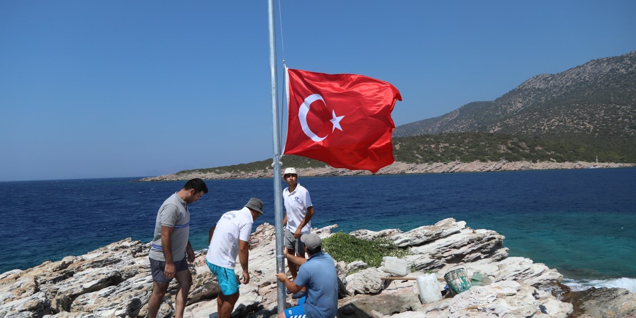 BODRUM’DA ADA VE KOYLARDA TÜRK BAYRAĞI DALGALANDIRILDI