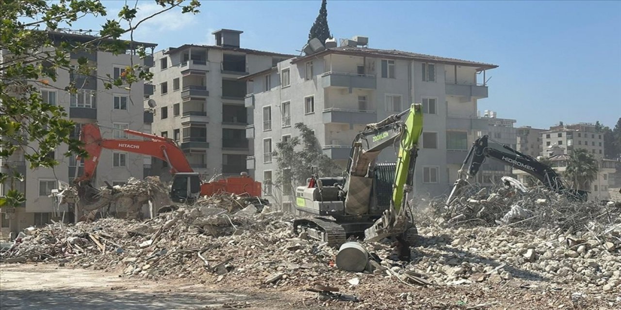 Depremlerden etkilenen Hatay'da ağır hasarlı binaların yıkımı sürüyor